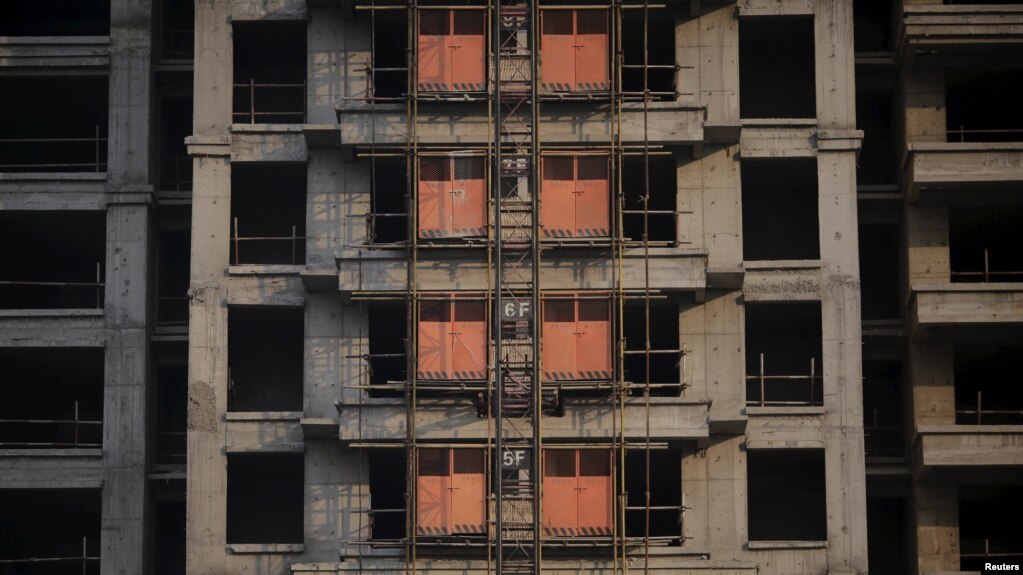 资料照：河北省唐山一处没有完工的公寓楼工地。(photo:VOA)