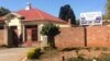 Ababalisi esikolo seEveline High School koBulawayo bebesebenzi ngoLwesithathu. (VOA)