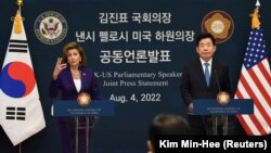 지난 4일 한국을 방문한 낸시 펠로시 미국 하원의장(왼쪽)이 김진표 한국 국회의장과 공동언론발표에 참석했다.