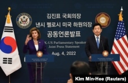 Ketua DPR AS Nancy Pelosi dan Ketua Majelis Nasional Korea Selatan Kim Jin-pyo menghadiri konferensi pers bersama di Seoul, Korea Selatan, 4 Agustus 2022. (Foto: Kim Min-Hee via REUTERS)