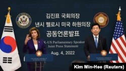 AQSh Vakillar palatasining spikeri Nensi Pelosi Janubiy Koreya parlamenti raisi Kim Jin Pyo bilan qo'shma bayonot bermoqda