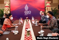 Menteri Keuangan Indonesia Mulyani Indrawati berbicara dengan Presiden Financial Action Task Force (FATF) Raja Kumar saat pertemuan bilateral pada Pertemuan Menteri Keuangan dan Gubernur Bank Sentral G20 di Nusa Dua, Bali, 16 Juli 2022.