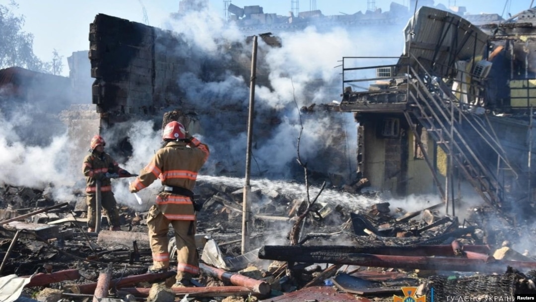 Vatrogasci gase požar u ostacima stambene zgrade unštene u ruskom raketnom napadu u naselju Zatoka, u regionu Odese, Ukrajina, 26. jula 2022. (Foto: Reuters/Press service of the State Emergency Service of Ukraine/Handout)