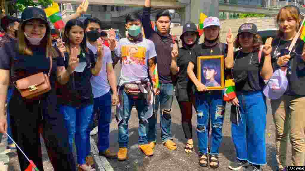 သေဒဏ်စီရင်မှုသတင်း စစ်ကောင်စီက ထုတ်ပြန်လိုက်အပြီး ထိုင်းနိုင်ငံ ဘန်ကောက်မြို့ မြန်မာသံရုံးရှေ့ ထိုင်းရောက်မြန်မာတွေ ဆန္ဒပြ