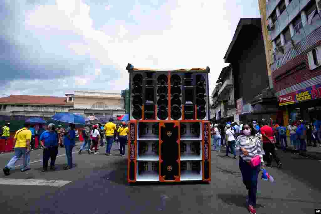 Los maestros en huelga hacen uso de un altavoz gigante durante una marcha hacia la Plaza 5 de Mayo, cerca de una barricada de seguridad instalada para bloquear el acceso a la Asamblea Nacional en la Ciudad de Panamá, el jueves 14 de julio de 2022.