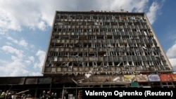 Bangunan yang hancur akibat serangan militer Rusia di Vinnytsia, Ukraina, 14 Juli 2022. (REUTERS/Valentyn Ogirenko)