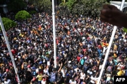 Demonstran berkumpul di halaman gedung kantor perdana menteri Sri Lanka selama protes anti-pemerintah, di Kolombo pada 13 Juli 2022. (Foto: AFP)