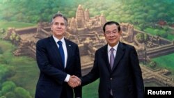 যুক্তরাষ্ট্রের পররাষ্ট্রমন্ত্রী অ্যান্টনি ব্লিংকেন কম্বোডিয়ার প্রধানমন্ত্রী হুন সেনের সাথে কম্বোডীয়ার নম পেনে পীস প্যালেসে সাক্ষাৎ করছেন। ৪ আগস্ট, ২০২২।