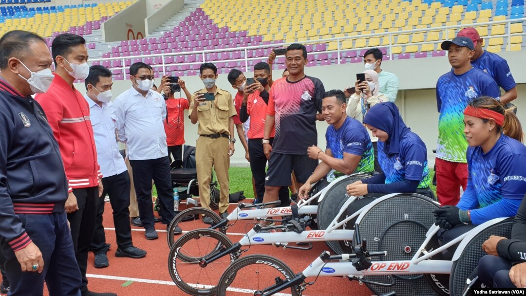 Menpora Zainudin Amali dan Wali Kota Solo selaku ketua INASPOC Gibran Rakabuming mengecek venue cabor atletik dan atlet Indonesia yang akan berlaga ASEAN Paragames 2022 Juli- Agustus mendatang, Senin (18/7). (Foto: VOA/ Yudha) Satriawan