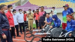 Menpora Zainudin Amali dan Wali Kota Solo selaku ketua INASPOC Gibran Rakabuming mengecek venue cabor atletik dan atlet Indonesia yang akan berlaga ASEAN Paragames 2022 Juli- Agustus mendatang, Senin (18/7). (Foto: VOA/ Yudha) Satriawan