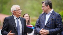 Ông Joseph Borrell, chuyên trách chính sách đối ngoại và an ninh của EU (trái) và Ngoại trưởng Ukraine, 13/5/2022 (ảnh tư liệu, Kay Nietfeld/DPA thông qua AP, Pool)
