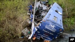 Le car a plongé d'une quarantaine de mètres dans la rivière Nithi.