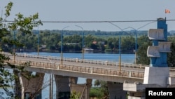 El puente Antonivskyi está cerrado a los civiles después de que, según se informa, fue atacado durante el conflicto entre Ucrania y Rusia en la ciudad de Kherson, Ucrania, controlada por Rusia, el 27 de julio de 2022.