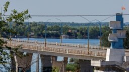Jembatan Antonivskyi di kota Kherson yang dikuasai Rusia, ditutup untuk warga sipil setelah serangan pasukan Ukraina, 27 Juli 2022.