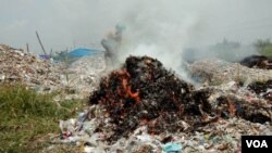 Sampah plastik dibakar warga secara terbuka, berpotensi mencemari lingkungan dan mengancam kesehatan masyarakat (foto: Petrus Riski/VOA).