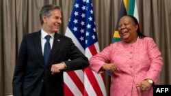 La ministre sud-africaine des Affaires étrangères Naledi Pandor (D) et le secrétaire d'État américainAntony Blinken (G) lors d'une réunion d'ouverture du dialogue stratégique à Pretoria, Afrique du Sud, le 8 août 2022. (Photo Andrew Harnik / AFP)