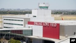 Socorristas en la entrada del aeropuerto Dallas Love Field en Dallas, el lunes 25 de julio de 2022. (AP Foto/Tony Gutierrez)