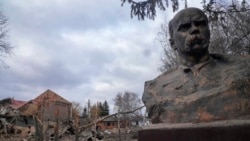 Вцілілий бюст Тараса Шевченка та вщент зруйнований будинок культури внаслідок російського авіаудару на село Бишів, неподалік Києва, 4 березня 2022 року. Фото: AP/Efrem Lukatsky