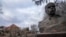 Вцілілий бюст Тараса Шевченка та вщент зруйнований будинок культури внаслідок російського авіаудару на село Бишів, неподалік Києва, 4 березня 2022 року. Фото: AP/Efrem Lukatsky