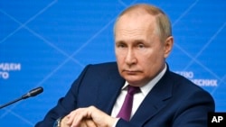 ប្រធានាធិបតី​រុស្ស៊ី ​លោក​ Vladimir Putin ស្តាប់​ក្នុង​អំឡុង​វេទិកា​យុវជន​មួយ​នៅ​រដ្ឋធានី​មូស្គូ​ កាល​ពី​ថ្ងៃ​ទី​២០ ខែ​កក្កដា ឆ្នាំ​២០២២។