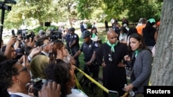 Las congresistas Ayanna Pressley y Alexandria Ocasio-Cortez, hablan con la prensa tras ser detenidas por su participación en una protesta por el derecho al aborto frente a la Corte Suprema de EEUU en Washington DC, el 19 de julio de 2022.