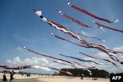 Masyarakat menerbangkan layang-layangnya saat Festival Layang-Layang di pantai Mertasari di Sanur, Bali, 31 Juli 2022. (Foto: Ilustrasi/AFP)