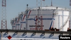 Una vista muestra los tanques de petróleo en la instalación de producción Volodarskaya LPDS propiedad del operador del oleoducto Transneft en el pueblo de Konstantinovo en la región de Moscú, Rusia 8 de junio de 2022. REUTERS/Maxim Shemetov