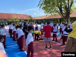 Tarmizi Mawardi (baju merah) memberikan pengarahan kepada para pelajar SD Kartika 1-11 Padang.