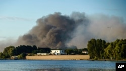 Дым поднимается после того, как российские войска нанесли ракетный удар по воинской части в Вышгородском районе на окраине Киева, Украина, 28 июля 2022 года.
