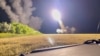 ARCHIVO: un sistema de cohetes de artillería de alta movilidad (HIMARS) se dispara en un lugar no revelado en Ucrania en esta imagen fija obtenida de un video de redes sociales sin fecha subido el 24 de junio de 2022.