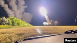 ARHIVA - Visoko mobilni artiljerijski raketni sistem (HIMARS) ispaljen na nepoznatoj lokaciji u Ukrajini vidi se na snimku sa društvenih medija aplodovanom 24. juna 2022. 