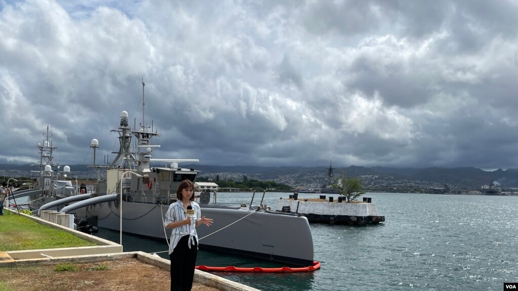 7月8日，台湾东森新闻主播陈莹在报道美国无人水面舰艇。（美国之音记者斯洋摄）(photo:VOA)