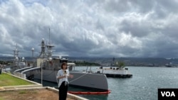7月8日，台湾东森新闻主播陈莹在报道美国无人水面舰艇。（美国之音记者斯洋摄）