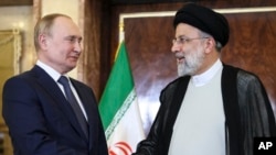 2022年7月19日，俄罗斯总统弗拉基米尔·普京（左）在德黑兰萨达巴德宫会谈前与伊朗总统易卜拉欣·莱希握手。
