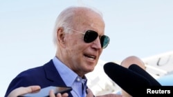 El presidente Joe Biden habla con los periodistas antes de abordar el Air Force One en un viaje a Kentucky para visitar a las familias afectadas por las inundaciones, mientras sale de la base de la Guardia Nacional Aérea de Delaware en New Castle, Delaware, 8 de agosto de 2022. 