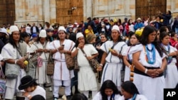 Los indígenas arahuacos esperan el inicio de la ceremonia de juramentación del nuevo presidente Gustavo Peto en la plaza de Bolívar en Bogotá, Colombia, el domingo 7 de agosto de 2022. (AP Foto/Ariana Cubillos)