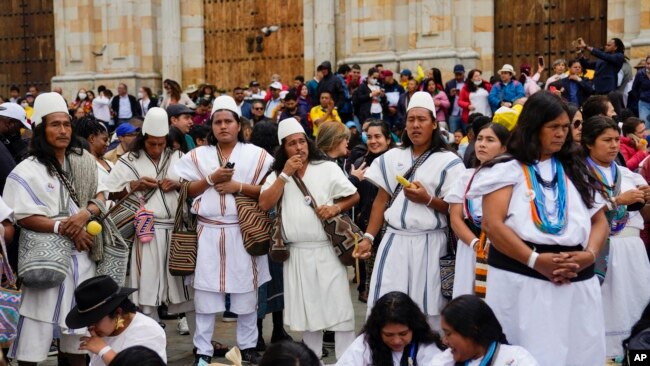 Los indígenas arahuacos esperan el inicio de la ceremonia de juramentación del nuevo presidente Gustavo Peto en la plaza de Bolívar en Bogotá, Colombia, el domingo 7 de agosto de 2022. (AP Foto/Ariana Cubillos)