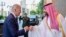Nan foto sa a ke pale wayal Saoudyen an pibliye, Prens Saoudyen Mohammed bin Salman, a dwat, salye Prezidan Joe Biden, apre li rive nan pale Al-Salam nan nan vil Jeddah, Arabi Saoudit, Vandredi 15 Jiye, 2022. 