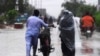 کراچی میں بارش: ’کسی کو کوئی فکر نہیں کہ کوئی ڈوب جائے یا تیر کر آئے‘