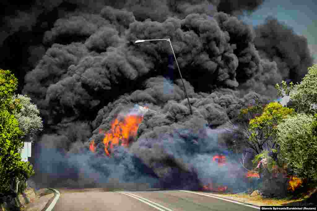 Um incêndio florestal queima na aldeia de Krestena, no Peloponeso ocidental, Grécia, 24 de Julho de 2022.