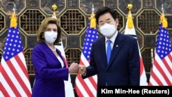 Ketua DPR AS Nancy Pelosi bertemu dengan Ketua Majelis Nasional Korea Selatan Kim Jin-pyo di Seoul, Korea Selatan, 4 Agustus 2022. (Foto: Kim Min-Hee via REUTERS)