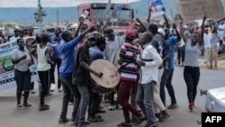 Les jeunes partisans des candidats aux sièges électifs locaux réagissent dans les rues de Kisumu, dans l'ouest du Kenya, le 16 juillet 2022.