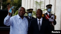 Ivory Coast President Alassane Ouattara (R) welcomes former president Laurent Gbagbo (L) during a meeting also attended by former president Henri Konan Bedie, in ongoing efforts to reconcile the divided nation, at the presidential Palace in Abidjan, July 