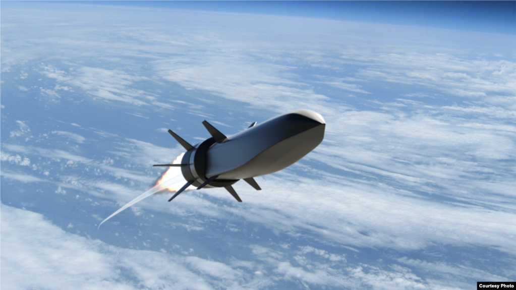 美国国防承包商雷神公司（Raytheon Technologies）和诺斯洛普∙格鲁曼公司（Northrop Grumman）公布的试验版超高音速导弹。(photo:VOA)