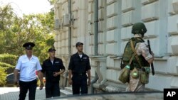 ARHIVA - Ruski vojnik ispred sedišta ruske Cromorske flote u Seavstopolju na Krimu (Foto: AP)