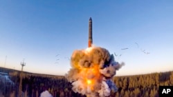 在这张摘自俄罗斯国防部新闻处发布的视频的资料照片中，作为从俄罗斯西北部的普列谢茨克设施发射的陆基洲际弹道导弹测试的一部分，一枚火箭从导弹系统中发射。（2020年12月9日）
