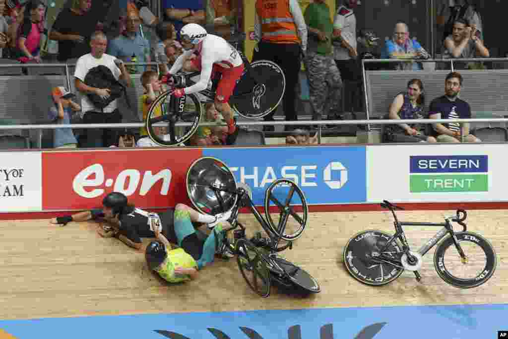 Riders crash on the final lap in the men&#39;s 15km scratch race qualifying during the Commonwealth Games track cycling at Lee Valley VeloPark in London.