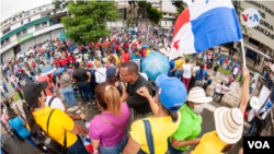 Manifestantes salen a las calles para protestar por una mejor calidad de vida. [Foto: Edward Ortíz, VOA]