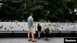 증축 후 26일 사전 공개된 미국 워싱턴 D.C. 한국전쟁 기념관 내 '추모의 벽'을 방문객들이 둘러보고 있다. 