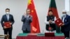 资料照片: 2022年8月7日中国外交部长王毅(左二)和孟加拉国外长莫门(右二)在达卡签署协议